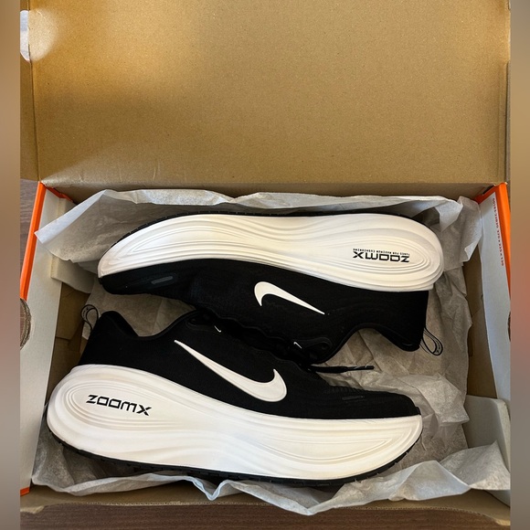 NWT Nike Vomero Plus Black-White Men’s 10 or Women’s 11.5 - Picture 6 of 7